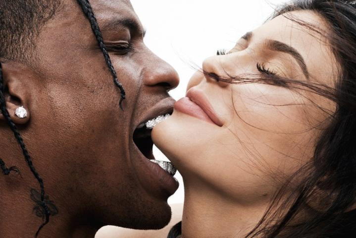 Το πρώτο εξώφυλλο της  Kylie Jenner με τον Travis Scott – Ποιος φοβάται την κατάρα των Kardashians;