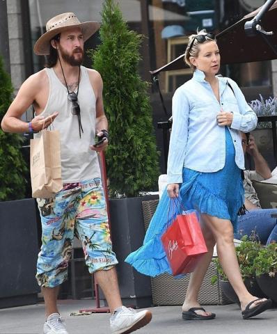 Kate Hudson: Η κοιλίτσα της φούσκωσε πάρα πολύ (pics) Kate Hudson: Η κοιλίτσα της φούσκωσε πάρα πολύ (pics)