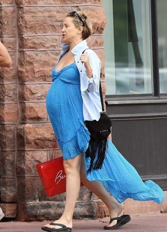 Kate Hudson: Η κοιλίτσα της φούσκωσε πάρα πολύ (pics) Kate Hudson: Η κοιλίτσα της φούσκωσε πάρα πολύ (pics)