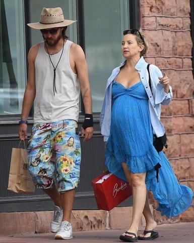 Kate Hudson: Η κοιλίτσα της φούσκωσε πάρα πολύ (pics) Kate Hudson: Η κοιλίτσα της φούσκωσε πάρα πολύ (pics)