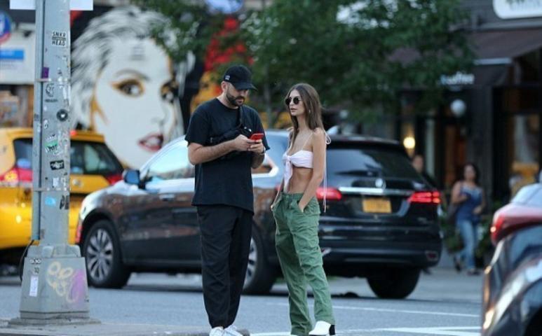 Η Emily Ratajkowski βολτάρει με μπούστο που ασφυκτιά 