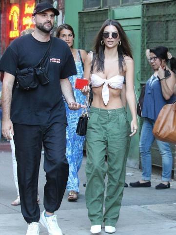 Η Emily Ratajkowski βολτάρει με μπούστο που ασφυκτιά 