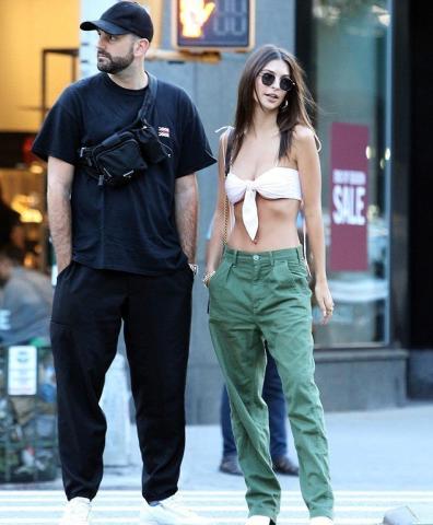 Η Emily Ratajkowski βολτάρει με μπούστο που ασφυκτιά 