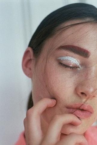 Glitter splash: Ιδέες για να πάρεις έμπνευση για το πιο λαμπερό μακιγιάζ Glitter splash: Ιδέες για να πάρεις έμπνευση για το πιο λαμπερό μακιγιάζ