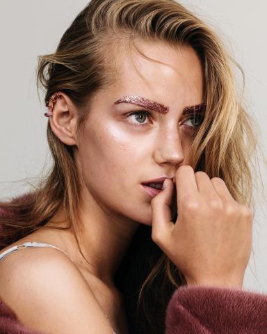 Glitter splash: Ιδέες για να πάρεις έμπνευση για το πιο λαμπερό μακιγιάζ Glitter splash: Ιδέες για να πάρεις έμπνευση για το πιο λαμπερό μακιγιάζ