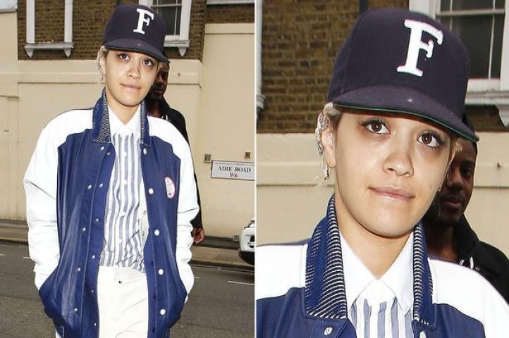 10 φορές που η εντυπωσιακή Rita Ora κυκλοφόρησε χωρίς μακιγιάζ 