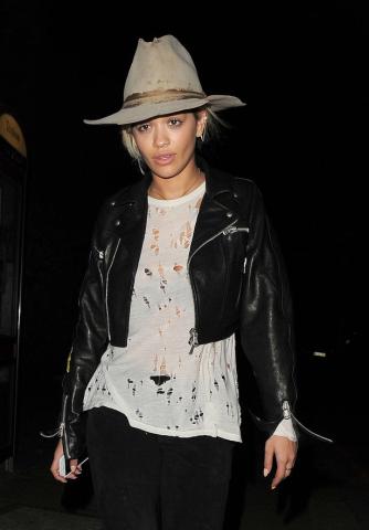 10 φορές που η εντυπωσιακή Rita Ora κυκλοφόρησε χωρίς μακιγιάζ 