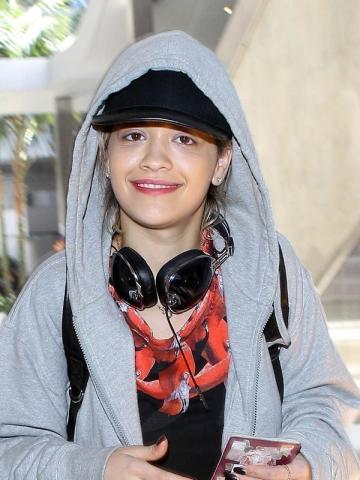 10 φορές που η εντυπωσιακή Rita Ora κυκλοφόρησε χωρίς μακιγιάζ 