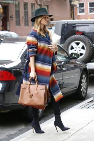 Rosie Huntington-Whiteley: Παραμένει κομψή και με φουσκωμένη κοιλίτσα