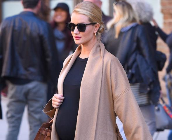 Rosie Huntington-Whiteley: Παραμένει κομψή και με φουσκωμένη κοιλίτσα