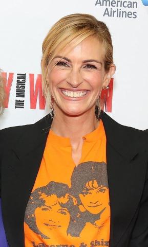 Το Pretty Woman έγινε μιούζικαλ και η Julia Roberts πήγε να το παρακολουθήσει με σούπερ look Το Pretty Woman έγινε μιούζικαλ και η Julia Roberts πήγε να το παρακολουθήσει με σούπερ look