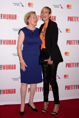 Το Pretty Woman έγινε μιούζικαλ και η Julia Roberts πήγε να το παρακολουθήσει με σούπερ look Το Pretty Woman έγινε μιούζικαλ και η Julia Roberts πήγε να το παρακολουθήσει με σούπερ look