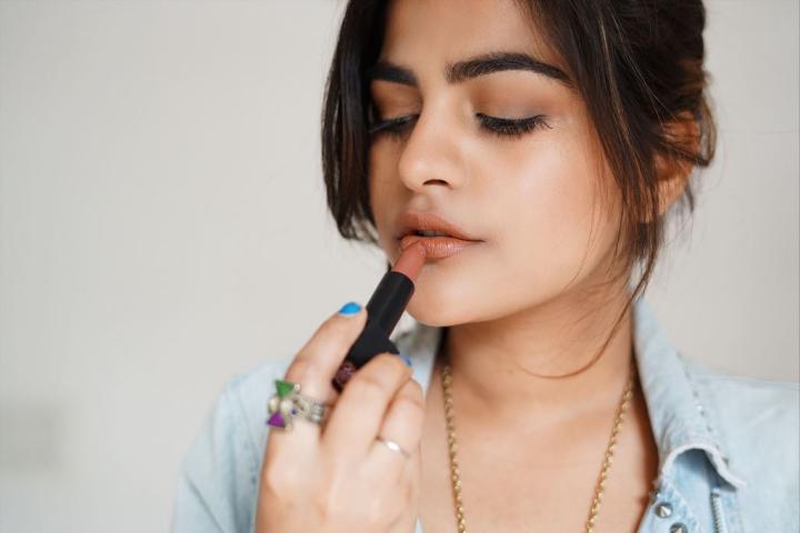 8 nude lipsticks με άψογη εφαρμογή