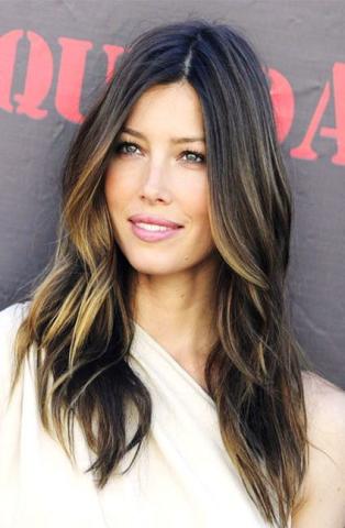 5 χτενίσματα που δείχνουν το πρόσωπό σου πιο λεπτό