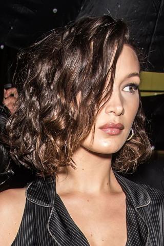 5 χτενίσματα που δείχνουν το πρόσωπό σου πιο λεπτό