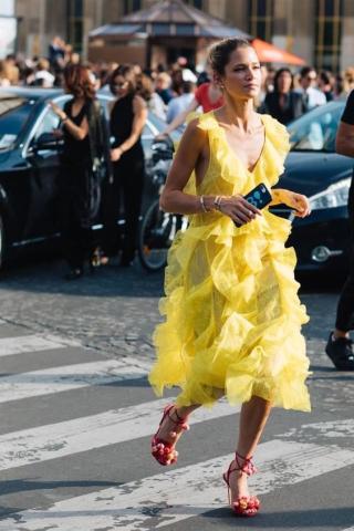 Το κίτρινο φόρεμα ίσως είναι η επόμενη αγορά σου