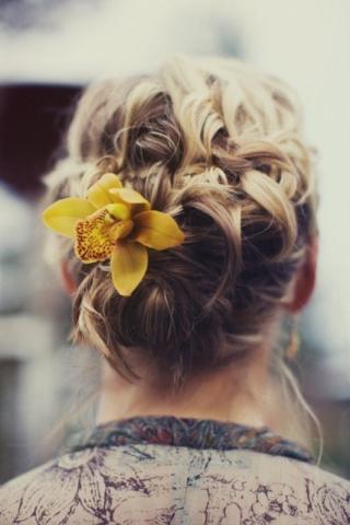 Flower hair: Ήρθε η ώρα να βάλεις λουλούδια στα μαλλιά σου