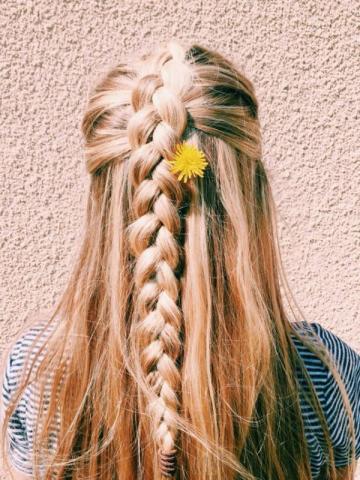 Flower hair: Ήρθε η ώρα να βάλεις λουλούδια στα μαλλιά σου