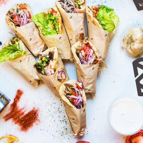 Λατρεύεις το σουβλάκι; To Hoocut στο κέντρο της Αθήνας θα επισκεφτείς