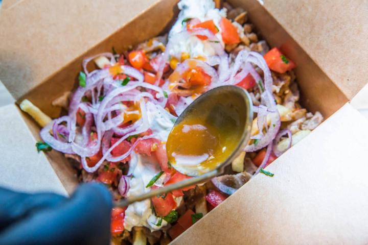 Λατρεύεις το σουβλάκι; To Hoocut στο κέντρο της Αθήνας θα επισκεφτείς