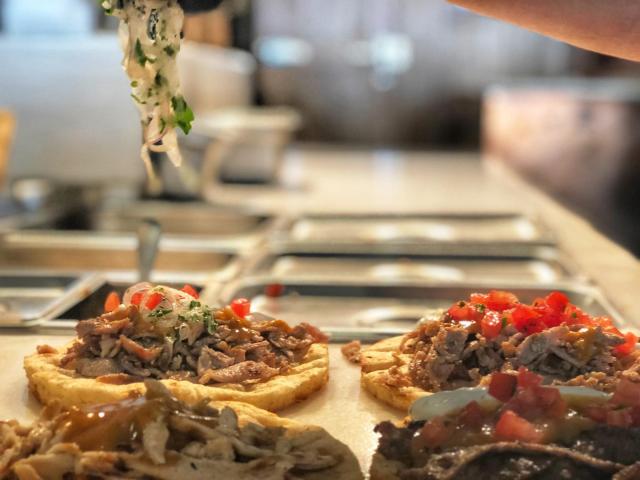 Λατρεύεις το σουβλάκι; To Hoocut στο κέντρο της Αθήνας θα επισκεφτείς