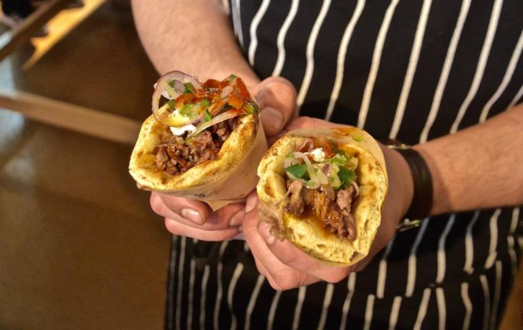 Λατρεύεις το σουβλάκι; To Hoocut στο κέντρο της Αθήνας θα επισκεφτείς