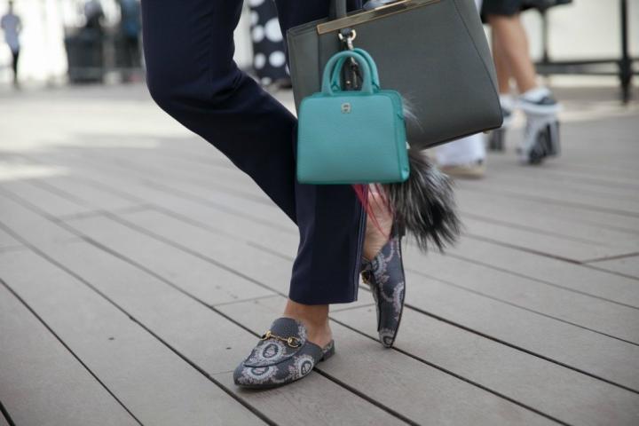 Mules: Τα παπούτσια που θα κατακλύσουν τις street style εμφανίσεις του καλοκαιριού