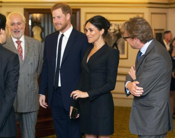 Ποιο πρωτόκολλο; Η Meghan Markle φόρεσε το πιο super mini φόρεμα στην ιστορία του Παλατιού