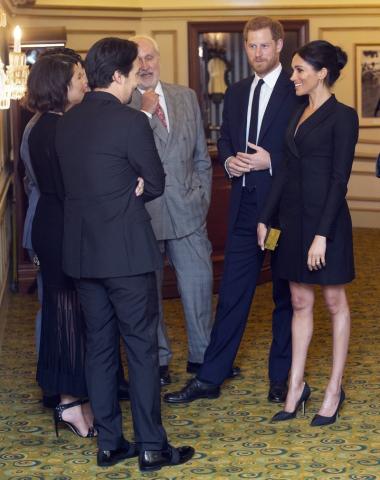 Ποιο πρωτόκολλο; Η Meghan Markle φόρεσε το πιο super mini φόρεμα στην ιστορία του Παλατιού