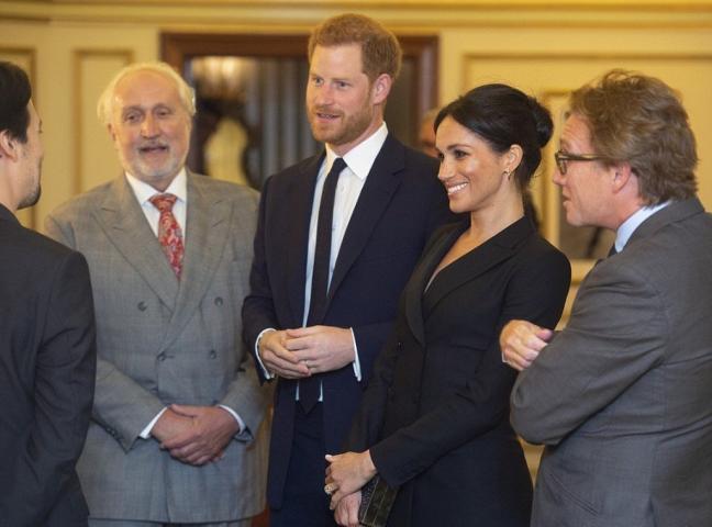 Ποιο πρωτόκολλο; Η Meghan Markle φόρεσε το πιο super mini φόρεμα στην ιστορία του Παλατιού