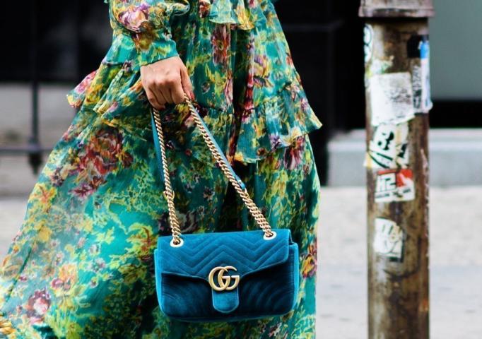 Velvet bag: Η τάση στις τσάντες που θα σε απασχολήσει αρκετά τη νέα σεζόν