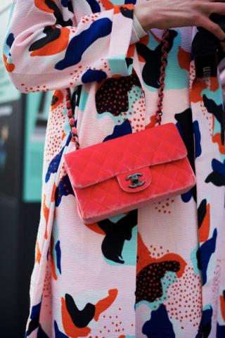 Velvet bag: Η τάση στις τσάντες που θα σε απασχολήσει αρκετά τη νέα σεζόν