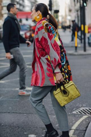 Velvet bag: Η τάση στις τσάντες που θα σε απασχολήσει αρκετά τη νέα σεζόν