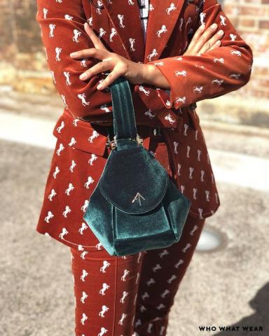 Velvet bag: Η τάση στις τσάντες που θα σε απασχολήσει αρκετά τη νέα σεζόν