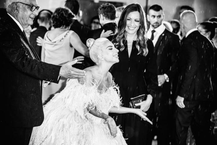 Βενετία 2018: Η εμφάνιση της Lady Gaga με Valentino Couture από πούπουλα 
