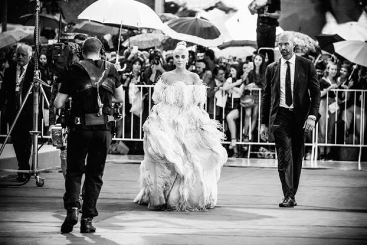 Βενετία 2018: Η εμφάνιση της Lady Gaga με Valentino Couture από πούπουλα 