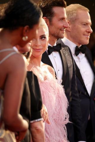 Βενετία 2018: Η εμφάνιση της Lady Gaga με Valentino Couture από πούπουλα 