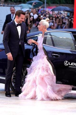 Βενετία 2018: Η εμφάνιση της Lady Gaga με Valentino Couture από πούπουλα 