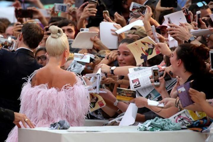 Βενετία 2018: Η εμφάνιση της Lady Gaga με Valentino Couture από πούπουλα 