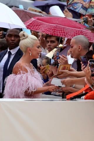Βενετία 2018: Η εμφάνιση της Lady Gaga με Valentino Couture από πούπουλα 