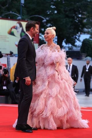 Βενετία 2018: Η εμφάνιση της Lady Gaga με Valentino Couture από πούπουλα 
