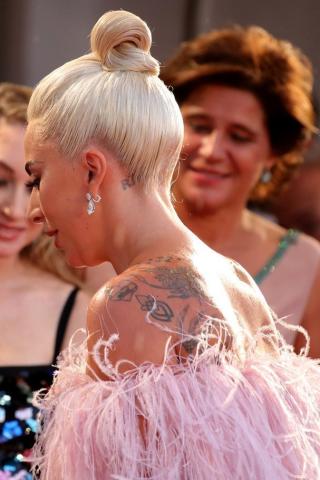 Βενετία 2018: Η εμφάνιση της Lady Gaga με Valentino Couture από πούπουλα 