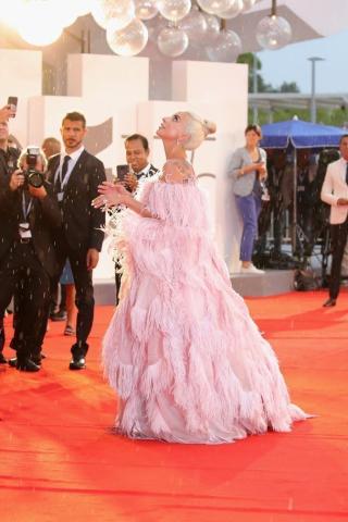 Βενετία 2018: Η εμφάνιση της Lady Gaga με Valentino Couture από πούπουλα 