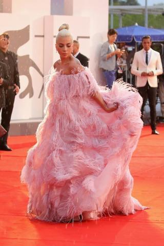 Βενετία 2018: Η εμφάνιση της Lady Gaga με Valentino Couture από πούπουλα 