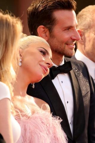 Βενετία 2018: Η εμφάνιση της Lady Gaga με Valentino Couture από πούπουλα 