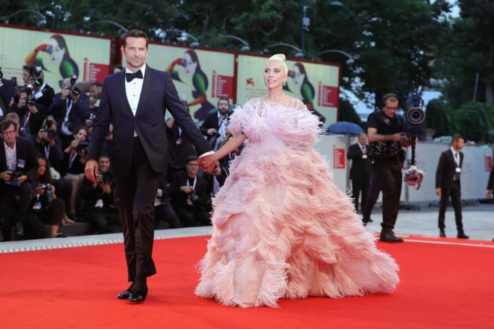 Βενετία 2018: Η εμφάνιση της Lady Gaga με Valentino Couture από πούπουλα 