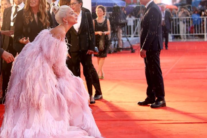 Βενετία 2018: Η εμφάνιση της Lady Gaga με Valentino Couture από πούπουλα 