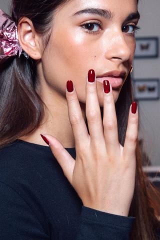 Nail color trends: Τα χρώματα που πρέπει να δοκιμάσεις στο μανικιούρ αυτή την εποχή