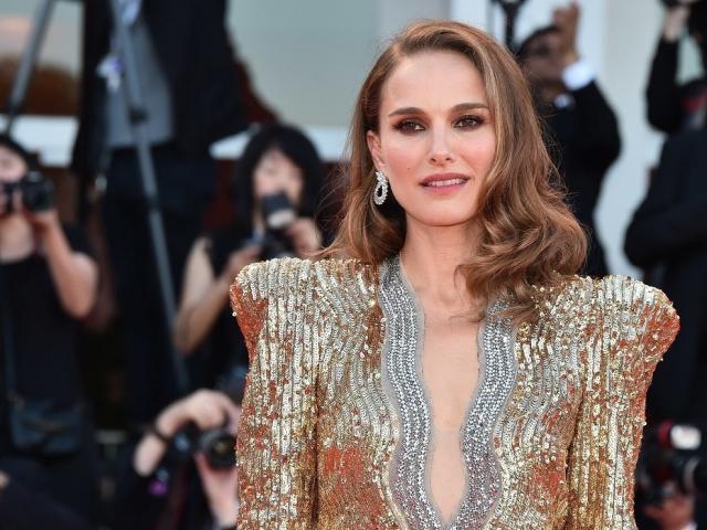 Η Natalie Portman είναι κουλ και πέφτει στα πόδια νεαρής συναδέλφου