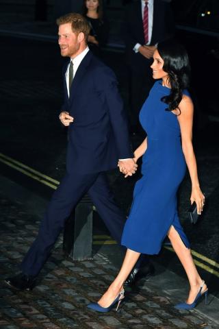 Meghan Markle: Λάθος επιλογή φορέματος ή εγκυμοσύνη που άρχισε να φαίνεται;